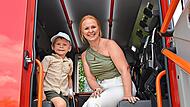 Ein unvergessliches Erlebnis für Luis Wagner: Er konnte die Faszination großer Fahrzeuge hautnah erleben und mit Mama Selina als Mitfahrer im Feuerwehrauto Platz nehmen. Ein unvergessliches Erlebnis für Luis Wagner: Er konnte die Faszination großer Fahrzeuge hautnah erleben und mit Mama Selina als Mitfahrer im Feuerwehrauto Platz nehmen.