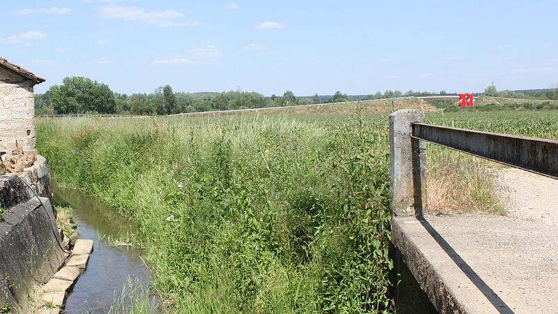 Der Scheidsbach schl&auml;ngelt sich in Trieb ganz nah an H&auml;usern vorbei.