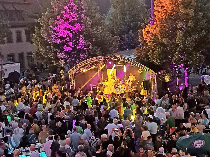 Der Marktplatz wird beim Festival Abend.Licht in stimmungsvolles Licht getaucht.