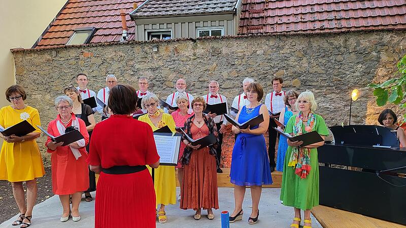 Um sechs S&auml;ngerinnen dezimiert, trat der &bdquo;Liederkranz&ldquo; am Freitagabend im Probstenhof auf die B&uuml;hne. In dem &ouml;ffentlich nicht zug&auml;nglichen Ambiente erlebten die Zuh&ouml;rer einen wunderbaren und einzigartigen Abend, an dem die Lieder und die Musik stim...
