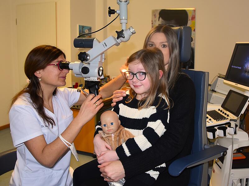 Die &Auml;rztin Lisa G&ouml;derer untersucht  die f&uuml;nfj&auml;hrige Emmi, die von  ihrer Mutter Jasmin begleitet wird. Die Medizinerin behandelt Patienten in Forchheim und Ebermannstadt.