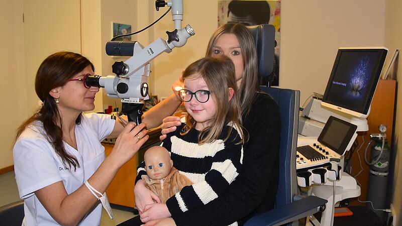 Die Ärztin Lisa Göderer untersucht die fünfjährige Emmi, die von ihrer Mutter Jasmin begleitet wird. Die Medizinerin behandelt Patienten in Forchheim und Ebermannstadt.Forchheim & Fränkische Schweiz Die Ärztin Lisa Göderer untersucht die fünfjährige Emmi, die von ihrer Mutter Jasmin begleitet wird. Die Medizinerin behandelt Patienten in Forchheim und Ebermannstadt.