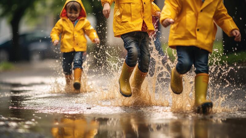 Kinder spielen mit Gummistiefeln im RegenForchheim & Fr&auml;nkische Schweiz