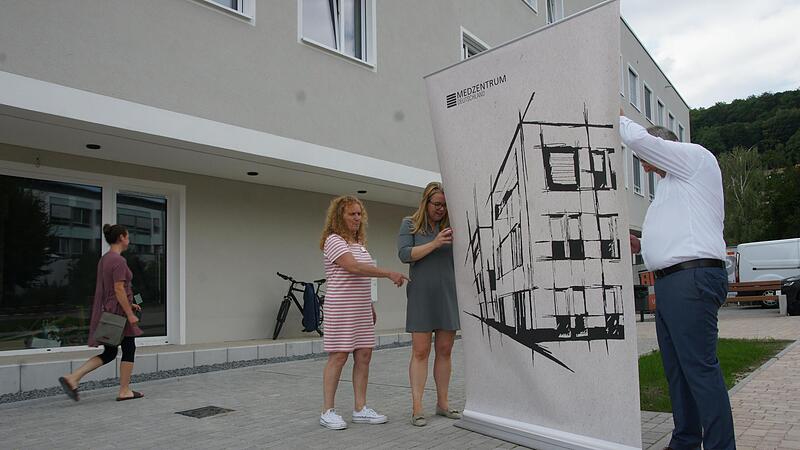 Banneraufbau für die Eröffnung des Medzentrums: Mitarbeiter von Medzentrum Deutschland beziehungsweise der IWG-Gruppe als Investor legten Hand an, darunter Matthias Liebe-Kleymann und IWG-Prokuristin Rebekka Kreiling (Mitte). Banneraufbau für die Eröffnung des Medzentrums: Mitarbeiter von Medzentrum Deutschland beziehungsweise der IWG-Gruppe als Investor legten Hand an, darunter Matthias Liebe-Kleymann und IWG-Prokuristin Rebekka Kreiling (Mitte).