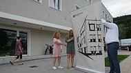 Banneraufbau für die Eröffnung des Medzentrums: Mitarbeiter von Medzentrum Deutschland beziehungsweise der IWG-Gruppe als Investor legten Hand an, darunter Matthias Liebe-Kleymann und IWG-Prokuristin Rebekka Kreiling (Mitte). Banneraufbau für die Eröffnung des Medzentrums: Mitarbeiter von Medzentrum Deutschland beziehungsweise der IWG-Gruppe als Investor legten Hand an, darunter Matthias Liebe-Kleymann und IWG-Prokuristin Rebekka Kreiling (Mitte).