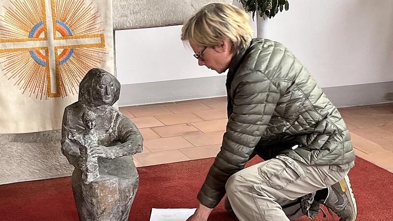 Maria Rucker hilft bei der Suche nach dem idealen Platz für die Figur in der Kirche.