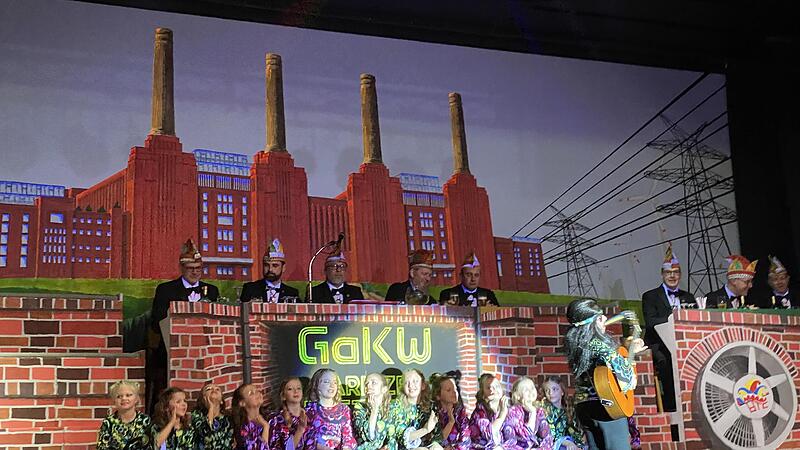 Die Minigarde des BTC Garitz vor dem eigenen Kraftwerk