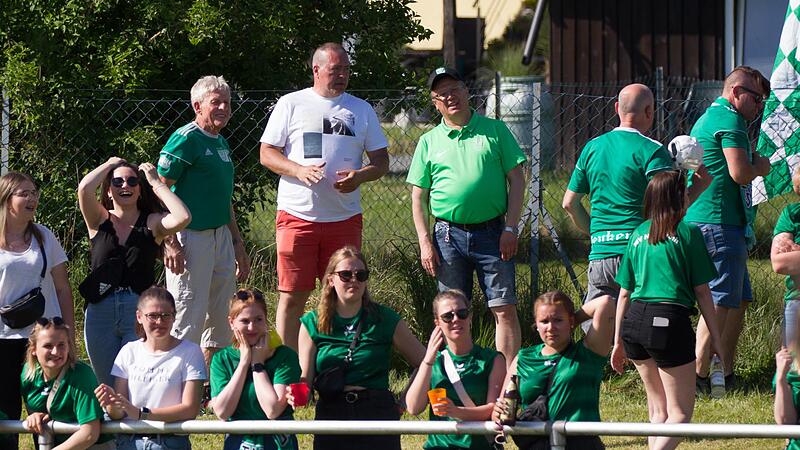 Die Zuschauer fiebern und leiden beim Saisonfinale mit. So wie hier die Fans des TSV Neukenroth im Spiel beim VfR Johannisthal zwischen &bdquo;Ich kann&rsquo;s nicht mehr mit ansehen!&ldquo; und &bdquo;Die schaffen das noch!&ldquo;.