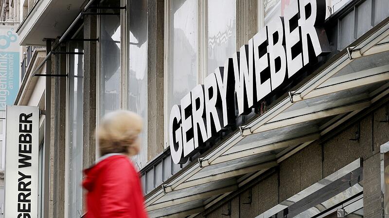 Eine Passantin vor einer Filiale des Modeherstellers Gerry Weber in Köln: Gerry Weber hat seit Jahren mit Problemen zu kämpfen. Nun ist das Unternehmen erneut in Schieflage geraten.