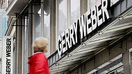 Eine Passantin vor einer Filiale des Modeherstellers Gerry Weber in Köln: Gerry Weber hat seit Jahren mit Problemen zu kämpfen. Nun ist das Unternehmen erneut in Schieflage geraten.