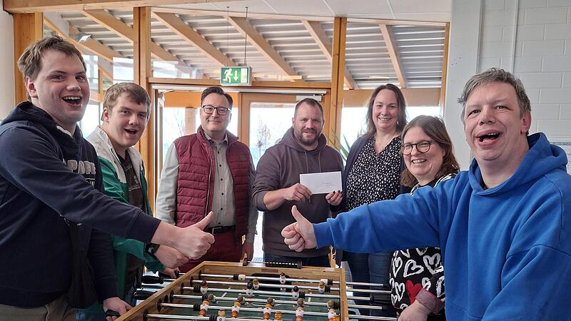 Mit dem neuen Kicker k&ouml;nnen die Mitarbeitenden der WfbM Haus Schmeilsdorf ihre Pausen aktiv gestalten und gemeinsam Spa&szlig; haben.