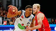 Den Rostocker Topscorer Derrick Alston jr. (links) hielten die Bamberger deutlich unter seinem Schnitt. Hier wird er von Trey Woodbury gestoppt.