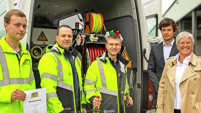 Geschäftsführer Dr. Ralf Merkl (2. von rechts) und Anja Binder (rechts) begrüßen zusammen mit (von links) Ausbilder Henry Thrasher und dem Meister des Bereichs MSR, Christoph Seufert, den ehemaligen Auszubildenden Max Grau im MSR-Team.