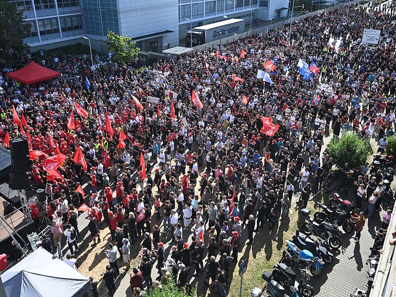 Protest-Kundgebungen bei Mercedes-Benz Sindelfingen