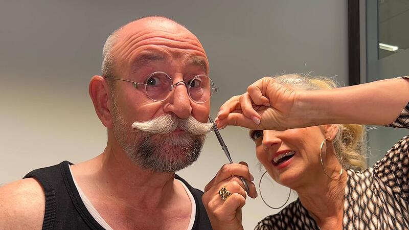 Horst Lichter l&auml;sst sich f&uuml;r TV-Streich den Bart abschneiden