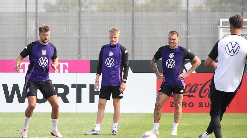 Der DFB trainierte in Herzogenaurach. Die Nationalspieler (v.li.) Niklas Füllkrug, Maxi Beier und David Raum erhielten Pässe von Co-Trainer Sandro Wagner. Der DFB trainierte in Herzogenaurach. Die Nationalspieler (v.li.) Niklas Füllkrug, Maxi Beier und David Raum erhielten Pässe von Co-Trainer Sandro Wagner.