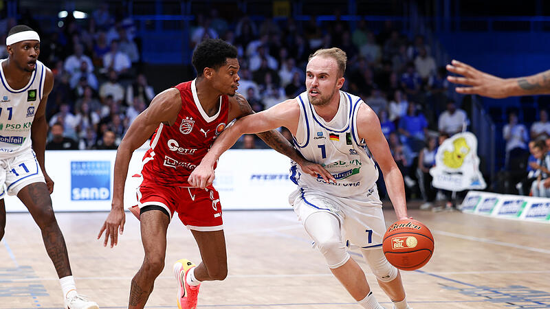 Lukas Herzog (rechts) im Pokalspiel gegen die Bamberg Baskets um Ronaldo Segu.