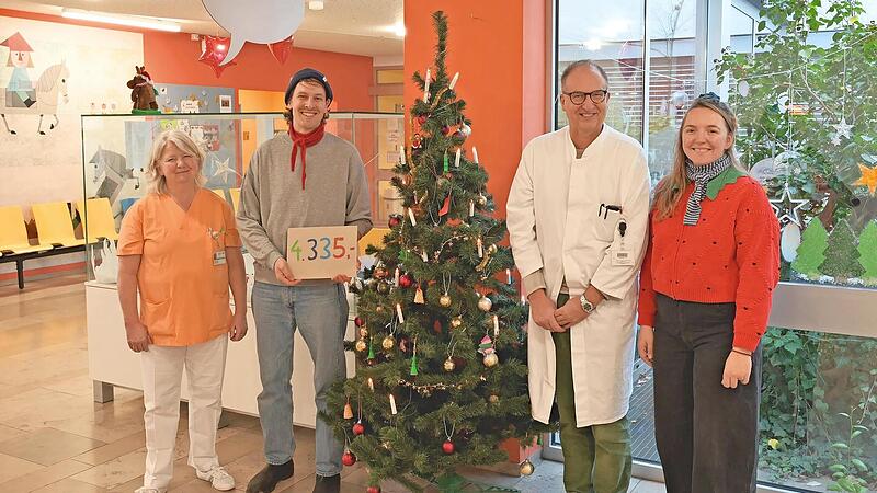 Die leitende Erzieherin Marion M&uuml;ller (l.) und Klinikdirektor Joachim W&ouml;lfle (3.&nbsp;v.&nbsp;l.) freuen sich sehr &uuml;ber die weihnachtliche Spende, die Xaver und Wanda Schiller vom &bdquo;Entla&rsquo;s-Br&auml;u&ldquo; Erlangen an sie &uuml;bergaben.