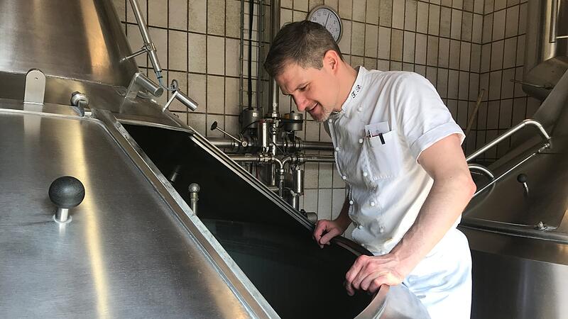 Thomas Rittmayer aus dem Adelsdorfer Ortsteil Aisch ist nicht nur Koch und Gastwirt, sondern auch Brauer in der hauseigenen Bierbrauerei. Thomas Rittmayer aus dem Adelsdorfer Ortsteil Aisch ist nicht nur Koch und Gastwirt, sondern auch Brauer in der hauseigenen Bierbrauerei.