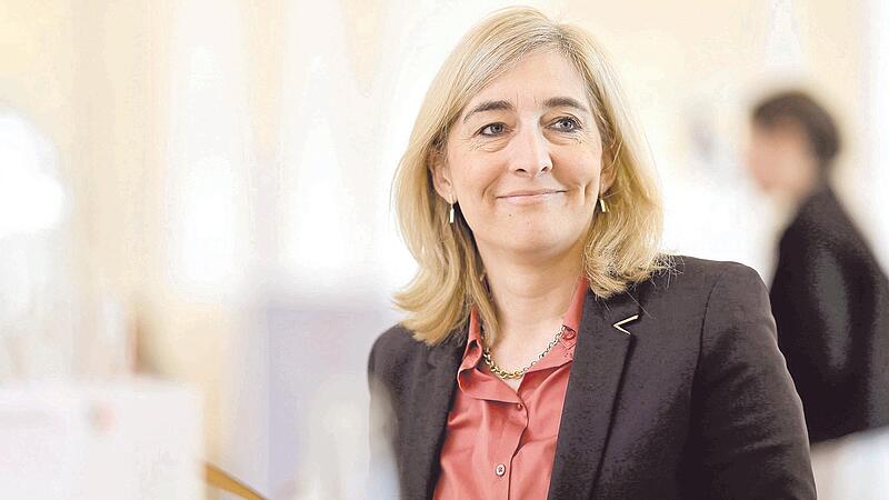 Bundesgesundheitsministerin Nina Warken muss die Krankenkassen- und Pflegeversicherungsausgaben in den Griff bekommen. Bundesgesundheitsministerin Nina Warken muss die Krankenkassen- und Pflegeversicherungsausgaben in den Griff bekommen.