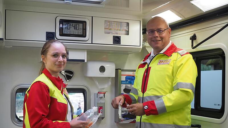 Rebecca Scholz (links) und Danny Roth sortieren das Equipment im Rettungswagen am Standort M&ouml;dlitz.
