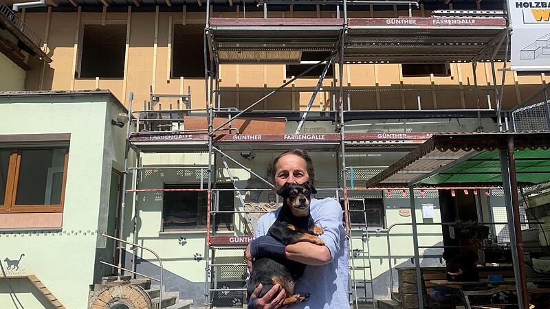 Tierheimleiterin Ursula Boehm mit Zoey vor dem neu entstehenden Katzenhaus. Die 13 Jahre alte Hundedame darf zwar nicht ins neue Geb&auml;ude, bis das fertig ist, soll sie aber auch m&ouml;glichst l&auml;ngst vermittelt sein.