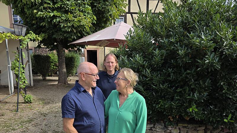 Roland und Patricia Wüscher sind glücklich: Ihr Lebenswerk, das "Goldene Kreuz" in Untererthal, ist in guten Händen. Alexander Stolz (hinten) hat das Traditionswirtshaus gekauft und sucht nun einen Pächter oder eine Pächterin.