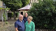 Roland und Patricia Wüscher sind glücklich: Ihr Lebenswerk, das "Goldene Kreuz" in Untererthal, ist in guten Händen. Alexander Stolz (hinten) hat das Traditionswirtshaus gekauft und sucht nun einen Pächter oder eine Pächterin.