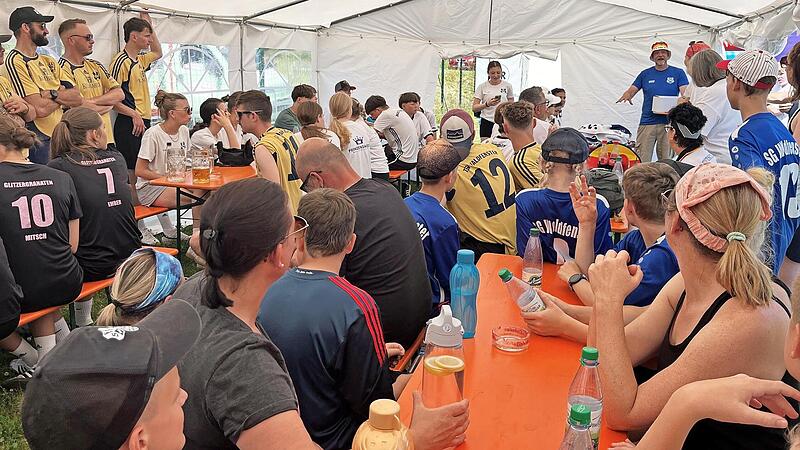 Lea Pfülb und Alexander Pfülb, beide vom TSV Waldfenster, erklären den zehn Teams, die Spielregeln bei der Dorfmeisterschaft im Völkerball. Lea Pfülb und Alexander Pfülb, beide vom TSV Waldfenster, erklären den zehn Teams, die Spielregeln bei der Dorfmeisterschaft im Völkerball.