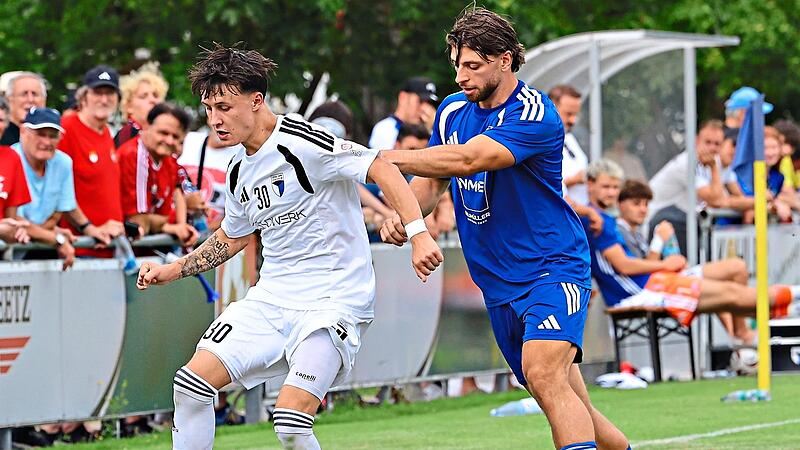 Der erste Sieg: Nico Baumgartl (l.) und die SpVgg Jahn Forchheim haben mit 3:1 beim ASV Weisendorf um Niko Bogade gewonnen. Sportfoto Zink Der erste Sieg: Nico Baumgartl (l.) und die SpVgg Jahn Forchheim haben mit 3:1 beim ASV Weisendorf um Niko Bogade gewonnen. Sportfoto Zink