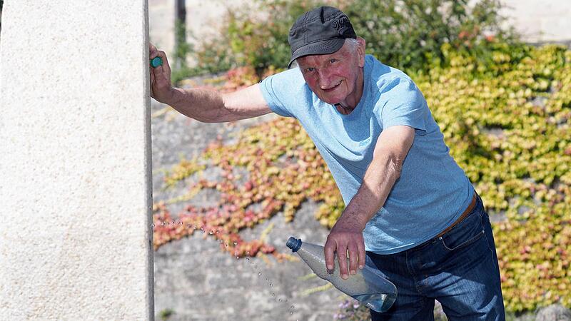 Auf die Umrandung des Brunnens in Seidmannsdorf (Stadt Coburg) steigt Walter Edelmann nicht mehr. Vor knapp einer Woche st&uuml;rzte er beim F&uuml;llen einer Flasche.
