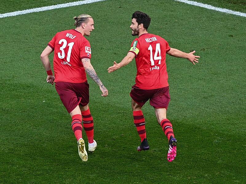Marius Wolf (links) feiert seinen Teamkollegen Jonas Hector nach dessen Tor zum 2:1 gegen RB Leipzig.