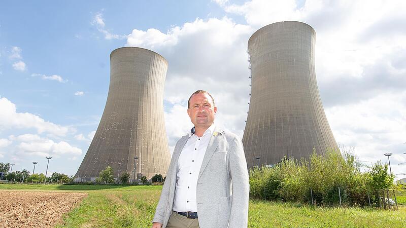 Vor der Explosion: Christian Keller, Bürgermeister von Grafenrheinfeld (Lkr. Schweinfurt), im August 2024 vor den Kühltürmen des AKW, als diese noch standen. Vor der Explosion: Christian Keller, Bürgermeister von Grafenrheinfeld (Lkr. Schweinfurt), im August 2024 vor den Kühltürmen des AKW, als diese noch standen.