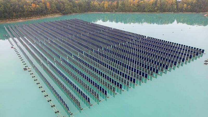 Schwimmende Photovoltaikanlage auf Baggersee