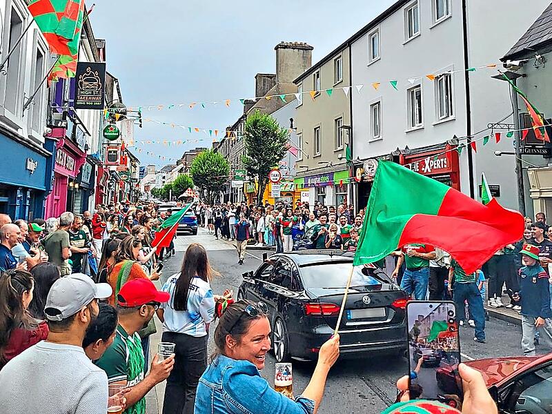 In den Stra&szlig;en von Castlebar herrscht Ausnahmezustand: Die Fu&szlig;baller haben nach 75 Jahren das Finale gewonnen.