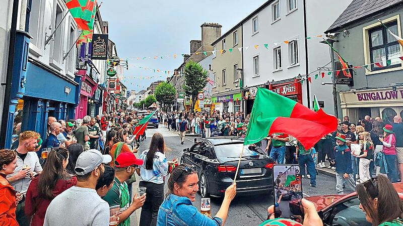 In den Straßen von Castlebar herrscht Ausnahmezustand: Die Fußballer haben nach 75 Jahren das Finale gewonnen.Daniela Köberlein In den Straßen von Castlebar herrscht Ausnahmezustand: Die Fußballer haben nach 75 Jahren das Finale gewonnen.Daniela Köberlein