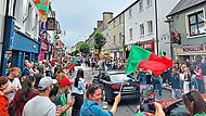 In den Straßen von Castlebar herrscht Ausnahmezustand: Die Fußballer haben nach 75 Jahren das Finale gewonnen.Daniela Köberlein In den Straßen von Castlebar herrscht Ausnahmezustand: Die Fußballer haben nach 75 Jahren das Finale gewonnen.Daniela Köberlein