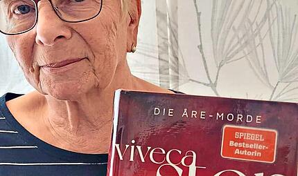 Margot Scheer-M&uuml;ller von der Stadtb&uuml;cherei H&ouml;chstadt liest den Krimi &bdquo;L&uuml;gennebel&ldquo; von Viveca Sten.