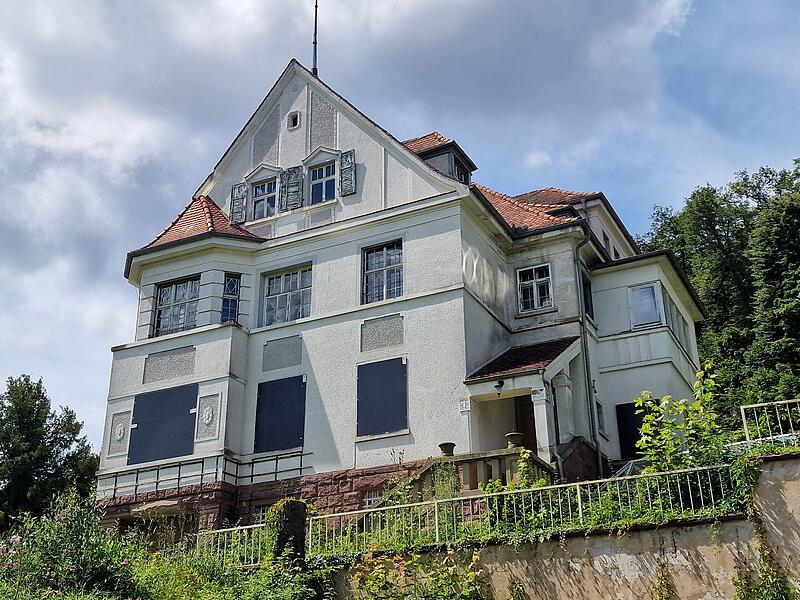 Um Vandalismus im Inneren der alten Villa vorzubeugen, wurden die Fenster mit Platten versehen und geschlossen.