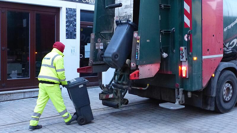 W&ouml;chentliche M&uuml;llabfuhr in Volkach: Weil die Kosten f&uuml;r Personal und Energie steigen, erh&ouml;ht der Landkreis zum n&auml;chsten Jahr die Geb&uuml;hren.
