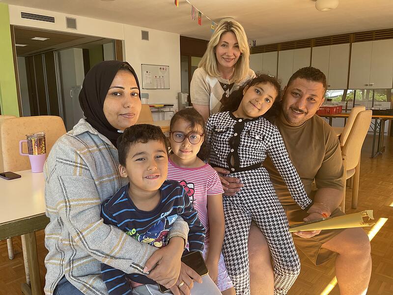 Walaa Abushaweesh (rechts) mit seiner Frau, seinen Kindern und der Unterkunftsleiterin Maria Vasilyeva (hinten). Weil die Asylunterkunft in Bubenreuth Ende Juli geschlossen wird, m&uuml;ssen die Abushaweeshs nun in den Landkreis Ansbach umziehen.