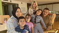 Geflüchtetenunterkunft Bubenreuth Walaa Abushaweesh (rechts) mit seiner Frau, seinen Kindern und der Unterkunftsleiterin Maria Vasilyeva (hinten). Weil die Asylunterkunft in Bubenreuth Ende Juli geschlossen wird, müssen die Abushaweeshs nun in den Landkreis Ansbach umziehen.