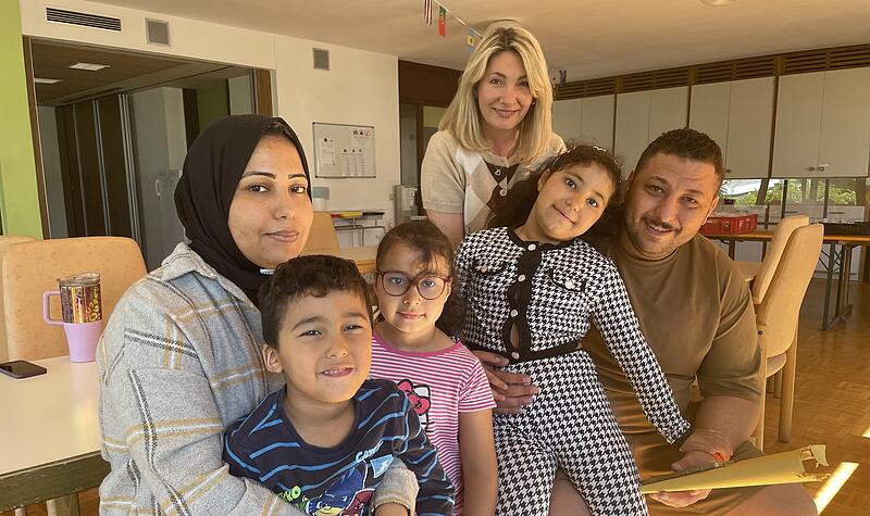 Walaa Abushaweesh (rechts) mit seiner Frau, seinen Kindern und der Unterkunftsleiterin Maria Vasilyeva (hinten). Weil die Asylunterkunft in Bubenreuth Ende Juli geschlossen wird, m&uuml;ssen die Abushaweeshs nun in den Landkreis Ansbach umziehen.
