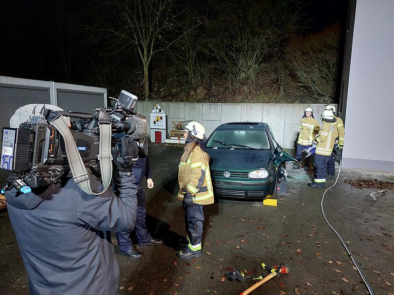 Erlebnis in Bildern: Einmal selbst Feuerwehrmann seinErlebnis in Bildern: Einmal selbst Feuerwehrmann sein Die Medienleute schnuppern begeistert Feuerwehr-Luft.