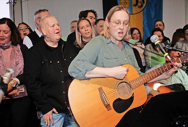 „Sei willkommen, hier bei uns, am GymBuku – jetzt als neuer Chef“, sangen ausgelassen die Lehrer und Lehrerinnen der Schule.