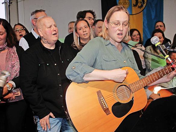 „Sei willkommen, hier bei uns, am GymBuku – jetzt als neuer Chef“, sangen ausgelassen die Lehrer und Lehrerinnen der Schule.