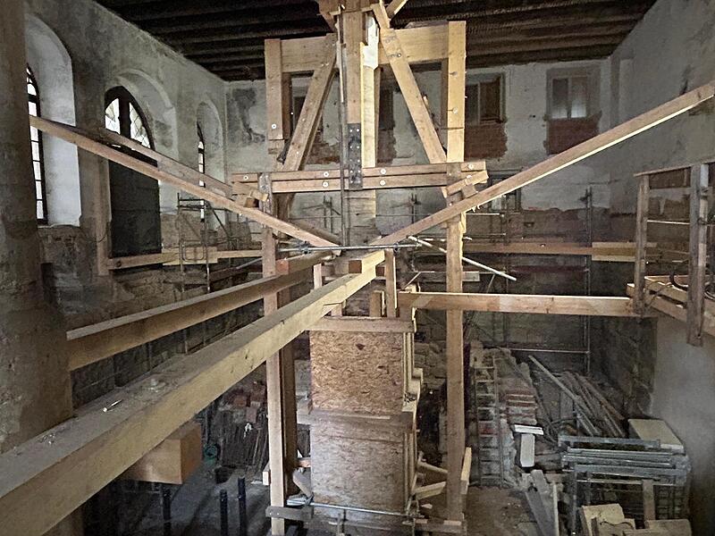 Blick ins Foyer: Auch nach drei Jahren Bauzeit ist in Forchheims Megabaustelle noch viel zu tun. Erst 2026 wird das &bdquo;Haus der Begegnung&ldquo; in Betrieb gehen.Forchheim & Fr&auml;nkische Schweiz