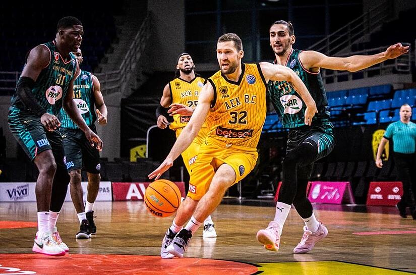 Janis Strelnieks – hier noch im Trikot von AEK Athen – wagt nach überstandener Verletzung in Italien einen Neuanfang.