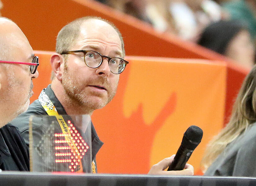 Fokussiert auf das Geschehen in der Berliner Max-Schmeling-Halle: Michael Eichler  feierte k&uuml;rzlich  seine  WM-Premiere als Hallensprecher.
