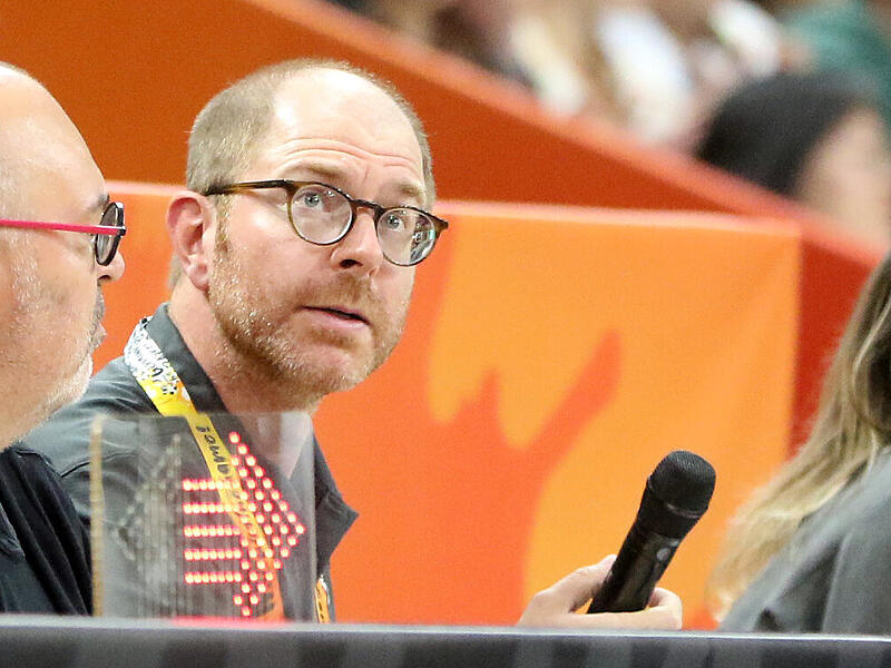 Fokussiert auf das Geschehen in der Berliner Max-Schmeling-Halle: Michael Eichler  feierte k&uuml;rzlich  seine  WM-Premiere als Hallensprecher.